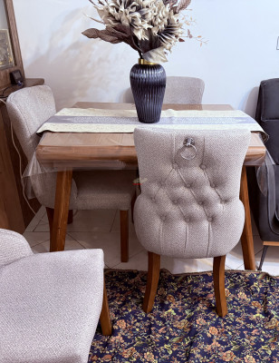 يك دست مبل ال به همراه كاناپه تك و ميزنهار خوري و جلو مبلي