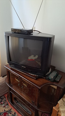 تلویزیون 21 اینچ شهاب، گیرنده دیجیتال Maxeeder و میز تلویزیون چوبی