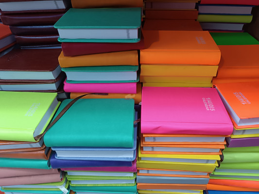 چاپ تقویم و سررسید و هدایای تبلیغاتی